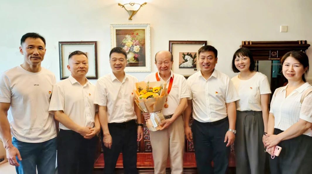 省旅投集團黨委走訪慰問老黨員 頒發“光榮在黨50周年”紀念章并送上節日問候